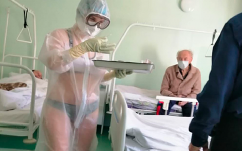 Nữ y tá Nga mặc bikini bên trong đồ bảo hộ 'gây bão mạng'